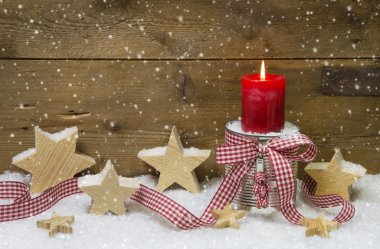 geleneksel country tarzı Dekorasyon kırmızı Noel için ahşap yıldız, kırmızı mum ve bir tebrik kartı için kareli bir şerit