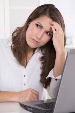 baş ağrısı: iş kadını ile laptop alın tırmalamak