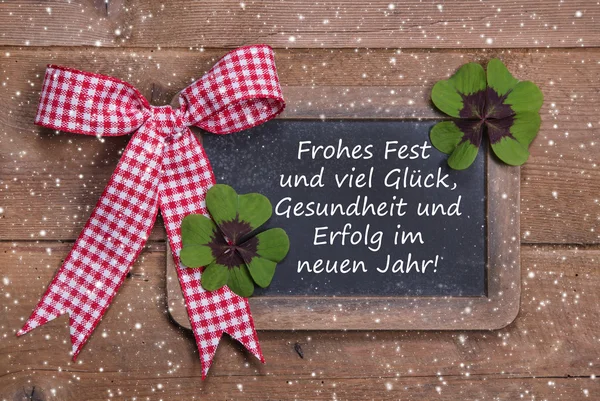 Chalk board voor vrolijke kerstboodschap, santa op houten achtergrond voor een wenskaart - land stijl - oude leisteen teken - tekst — Stockfoto