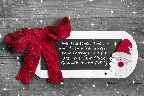 Kreidetafel für frohe Weihnachtsbotschaft, Weihnachtsmann auf Holzgrund für eine Grußkarte - Landhausstil - altes Schieferschild - Text — Stockfoto