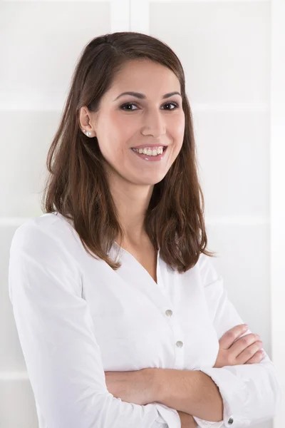 Bedrijf: inhoud vrij brunette zakenvrouw met gevouwen armen — Stockfoto