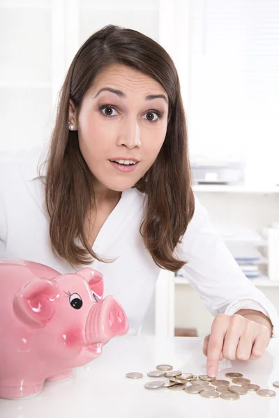 Jovem mulher de negócios bonita contar dinheiro, moedas com um banco porquinho — Fotografia de Stock