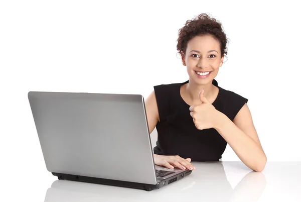 Succesvolle jonge zakenvrouw - geïsoleerd met laptop en duim omhoog — Stockfoto