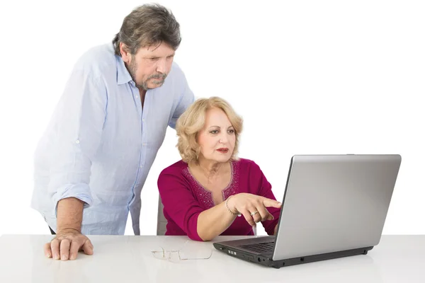 Ältere Paare kaufen online ein — Stockfoto