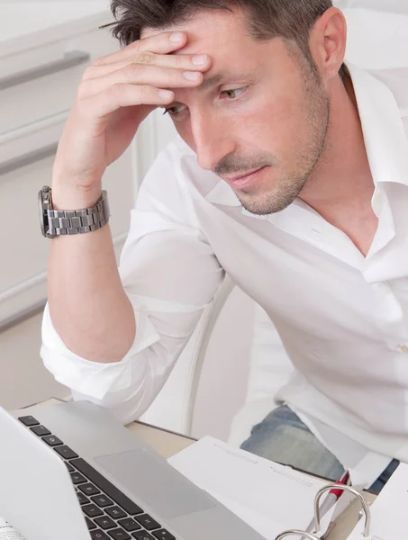 Stressad man i office — Stockfoto