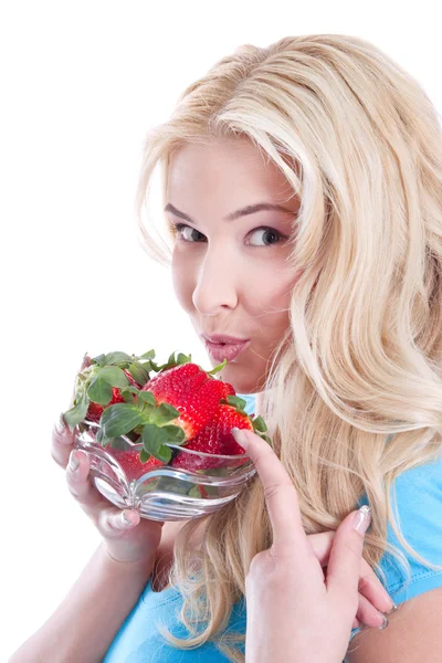 Mujer sosteniendo fresas —  Fotos de Stock