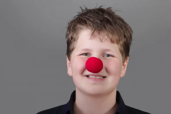 Garçon heureux avec le nez rouge — Photo