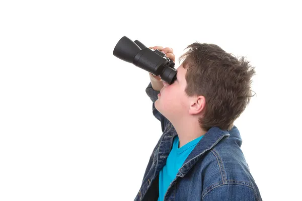 男孩透过双筒望远镜看 — 图库照片