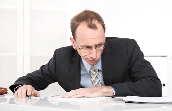 Stressed businessman with suit and tie tired and frustrated at desk — Stock Photo, Image