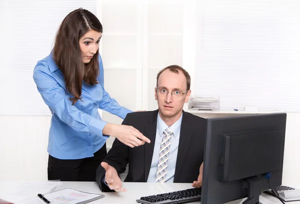 Misverstand onder mannen en vrouw - zakenman hebben een discussie — Stockfoto