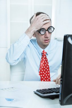 Kırmızı kravatlı ve mavi gömlekli işadamı hata yaptı -