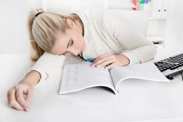 Sarışın Overworked işkadını veya Resepsiyon overbusiness kağıtları uyku stajyer — Stok fotoğraf