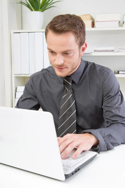 Homem de negócios sério com laptop — Fotografia de Stock