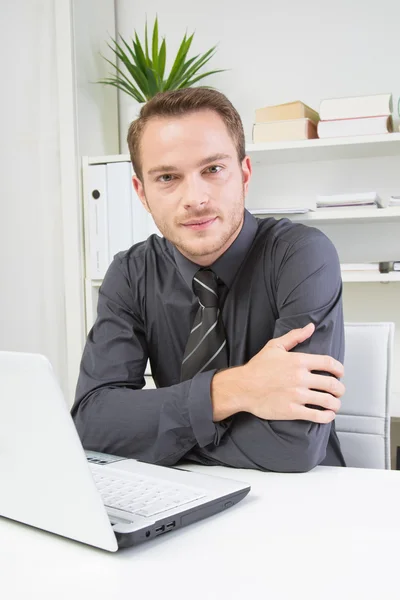 Seriöser Geschäftsmann mit Laptop — Stockfoto