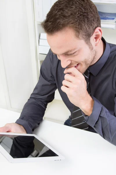 Geschäftsmann mit Tablet-PC — Stockfoto