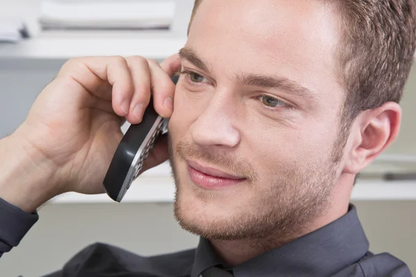 Muž flirtování na telefonu — Stock fotografie