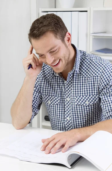 Mannen har glädje i jobbet — Stockfoto