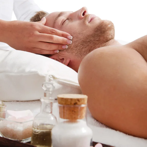 Mannen har massage i spa — Stockfoto