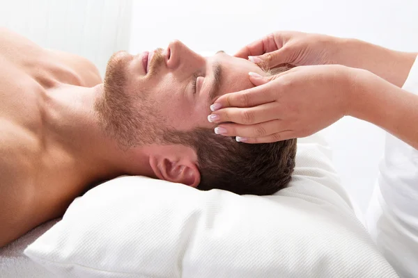 Man has massage in spa — Stock Photo, Image