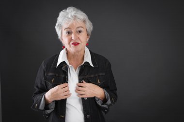 çaresiz yaşlı kadın