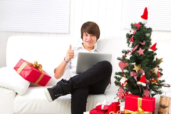 Menino na véspera de Natal com laptop — Fotografia de Stock