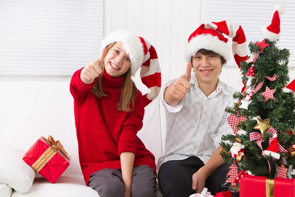 Crianças polegares para cima no Natal — Fotografia de Stock