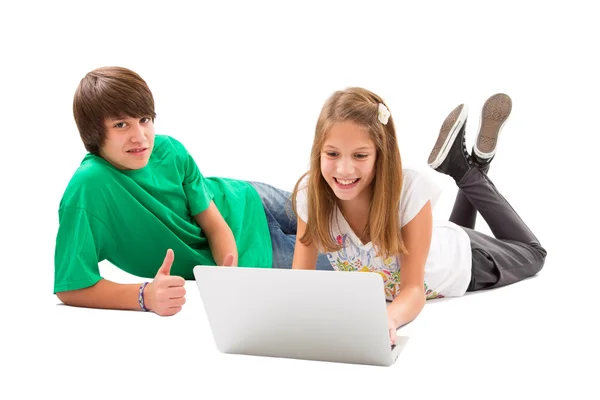 Siblings surf the Internet — Stock Photo, Image