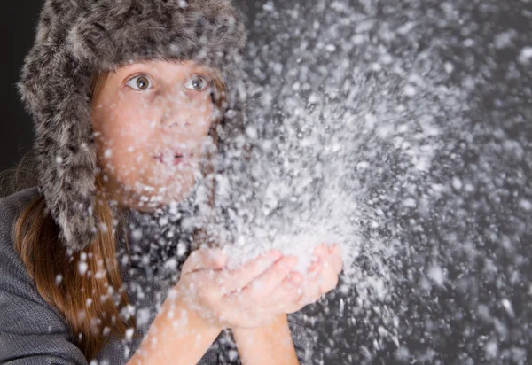 Meisje waait sneeuw — Stockfoto