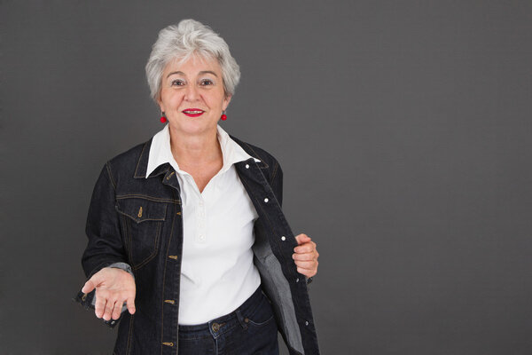 Счастливая пожилая дама
