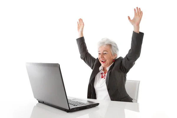 Mujer madura feliz con portátil —  Fotos de Stock