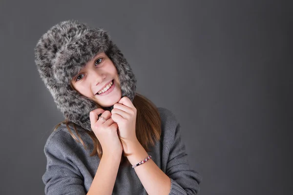 겨울 모자에 행복 한 여자 로열티 프리 스톡 이미지