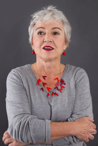 Attraktive Frau mit grauen Haaren — Stockfoto