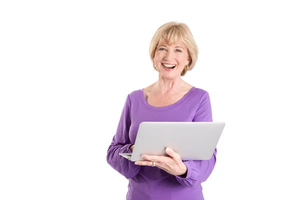 Volwassen vrouw met behulp van laptop — Stockfoto