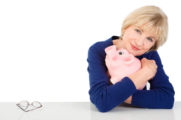 Reife Frau mit Sparschwein — Stockfoto