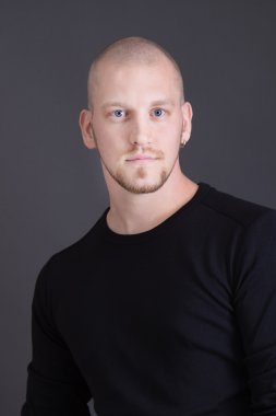 çekici bir kel adam