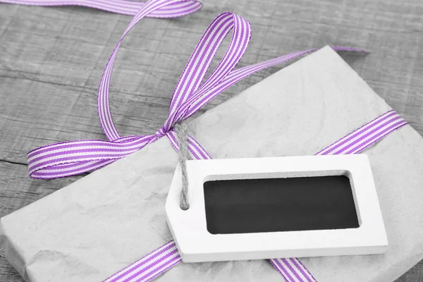 Scatola regalo con nastro a strisce viola — Foto Stock