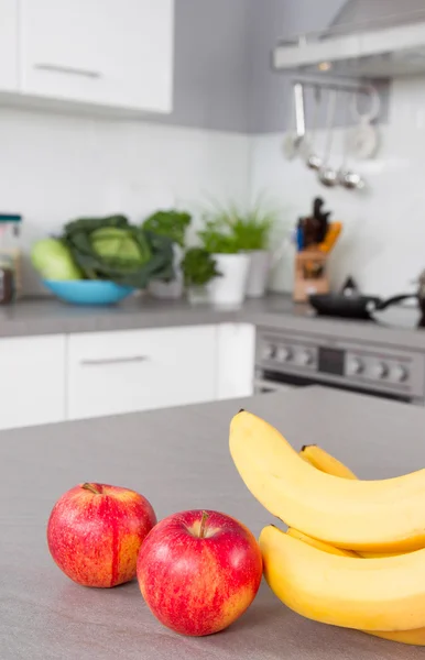 Frutas e legumes frescos na mesa — Fotografia de Stock