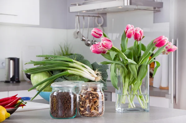 Groenten en tulpen — Stockfoto