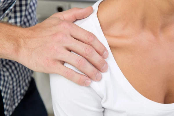 Male hand on female shoulder — Stock Photo, Image