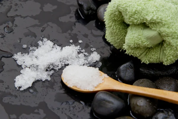 Sale da bagno su cucchiaio di legno — Foto Stock