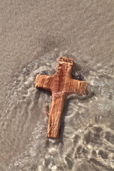 Houten kruis in zee Rechtenvrije Stockafbeeldingen