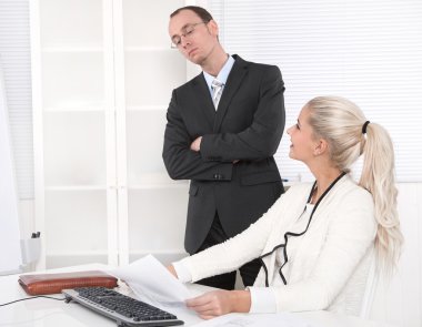 zorbalık: patron Sekreteri denetleme.