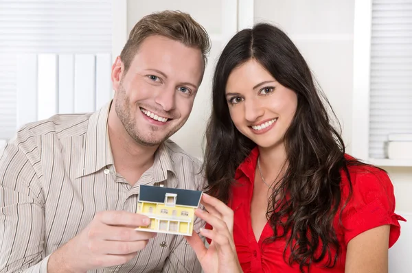 Jong paar in liefde bouwen een huis. — Stockfoto