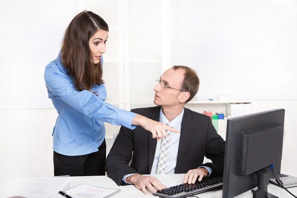 Tezat veya farkları'nın altında erkek ve kadın iş yerinde. — Stockfoto