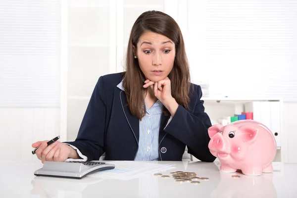 Bonita mujer de negocios caucásica en depresión con alcancía . —  Fotos de Stock