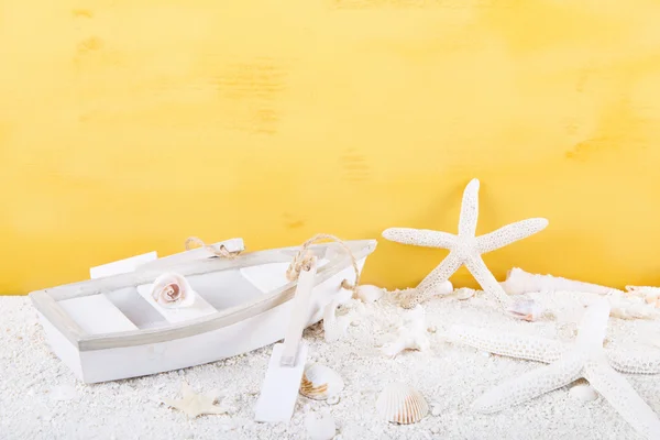 Starfish with toy boat — Stock Photo, Image