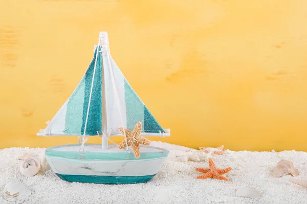 Toy sailing boat and seashells — Stock Photo, Image