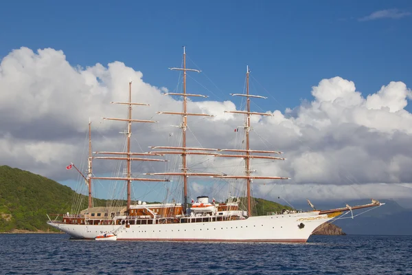 Grote zeilboot op het water, vier mast - luxe op zee — Stockfoto