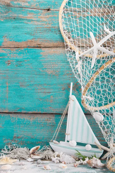 Zeilboot met shells en visnet — Stockfoto