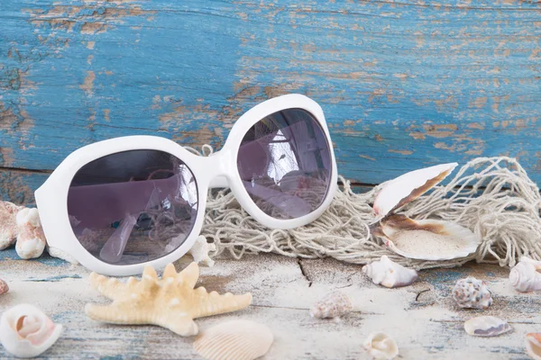 Sonnenbrille mit Muscheln — Stockfoto